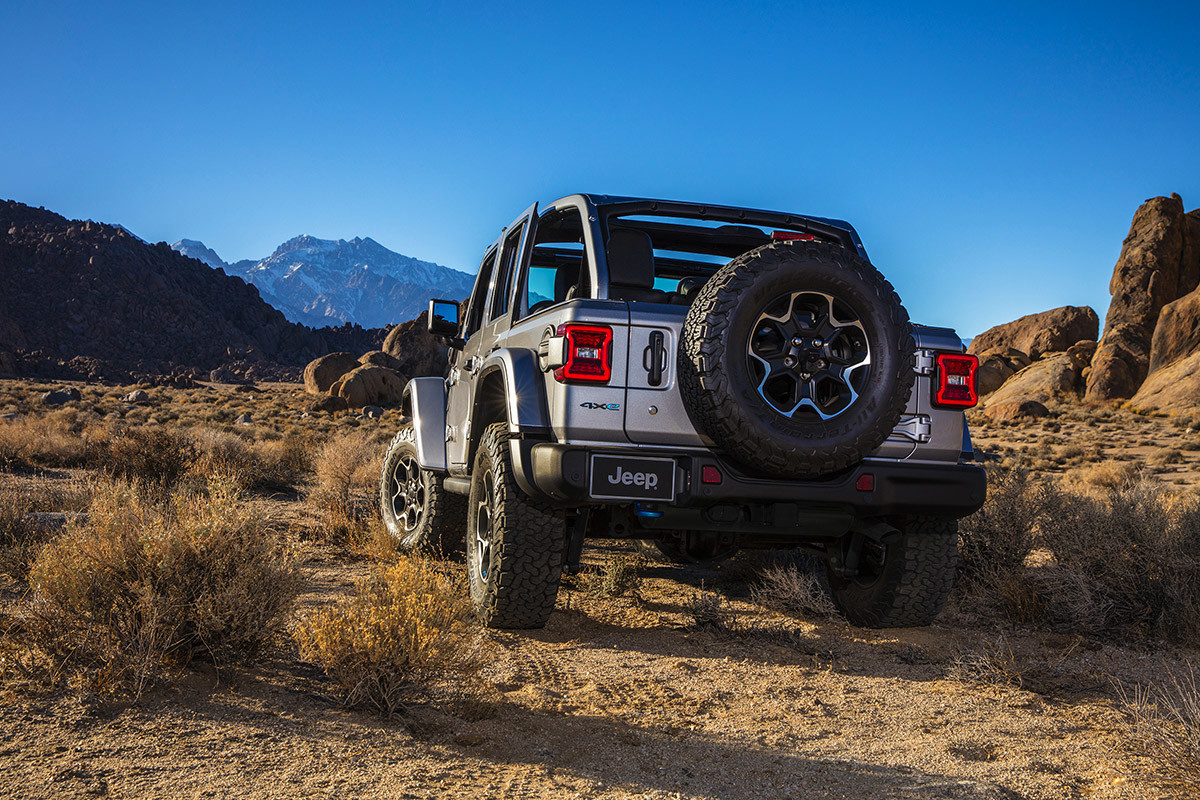 Vue arrière du Jeep Wrangler 4xe 2021 conduit dans le désert.
