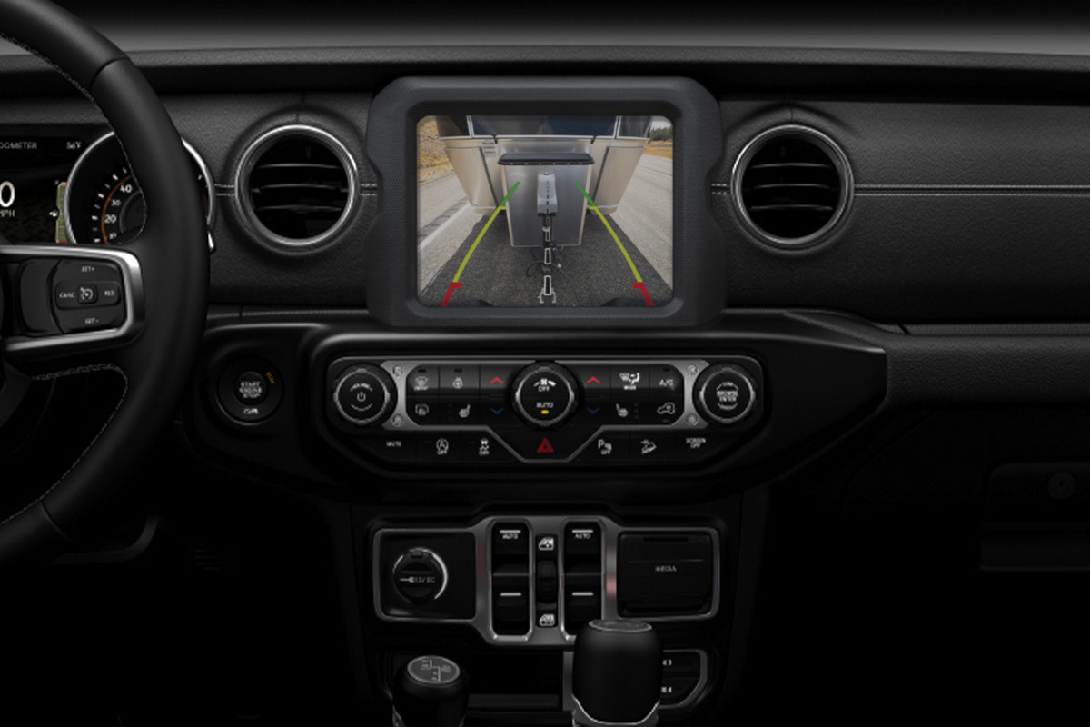Caméra de recul ParkView et système d'aide au stationnement arrière Park-Sense d'un Jeep Wrangler 4xe.