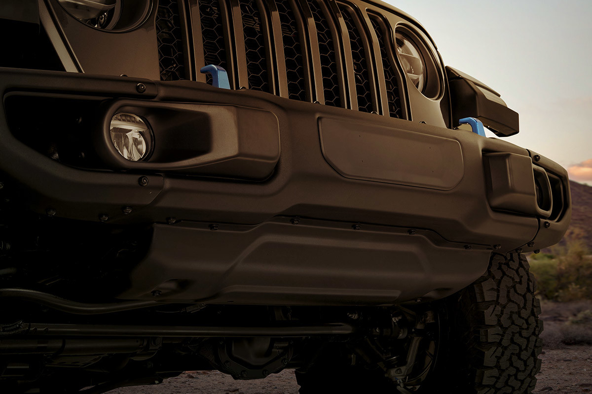 L'avant d'un Jeep Wrangler 4xe, présentant le pare-chocs avant, les phares et la calandre.
