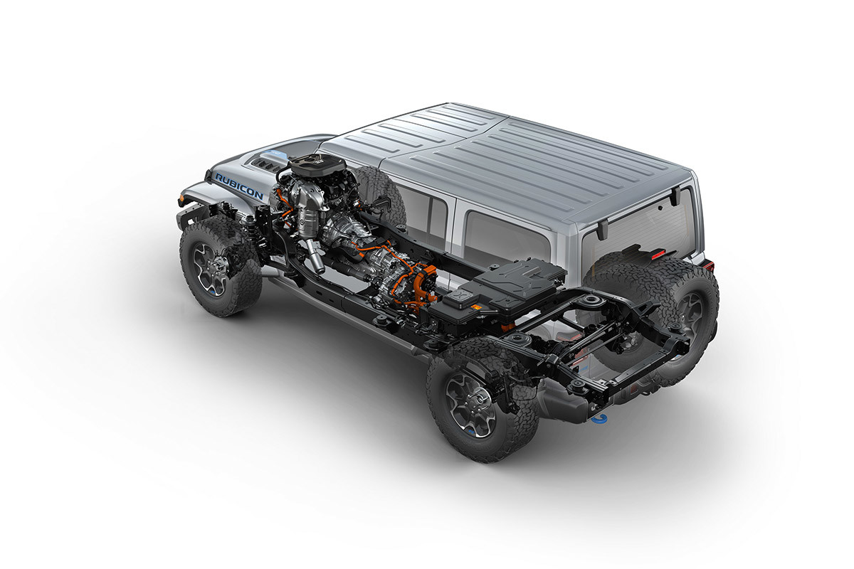 Un Jeep Wrangler 4xe avec son groupe motopropulseur mis en valeur.