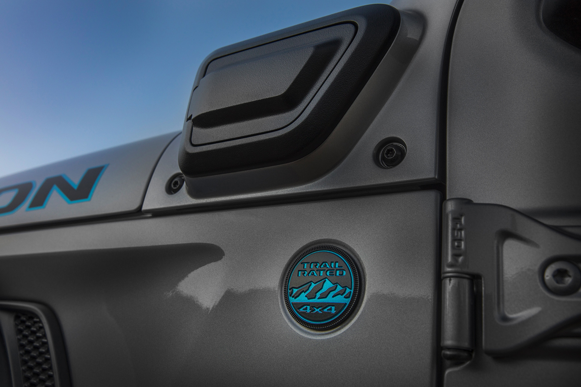 Photo du capot et du port de recharge du Jeep Wrangler 4xe Rubicon 2021.