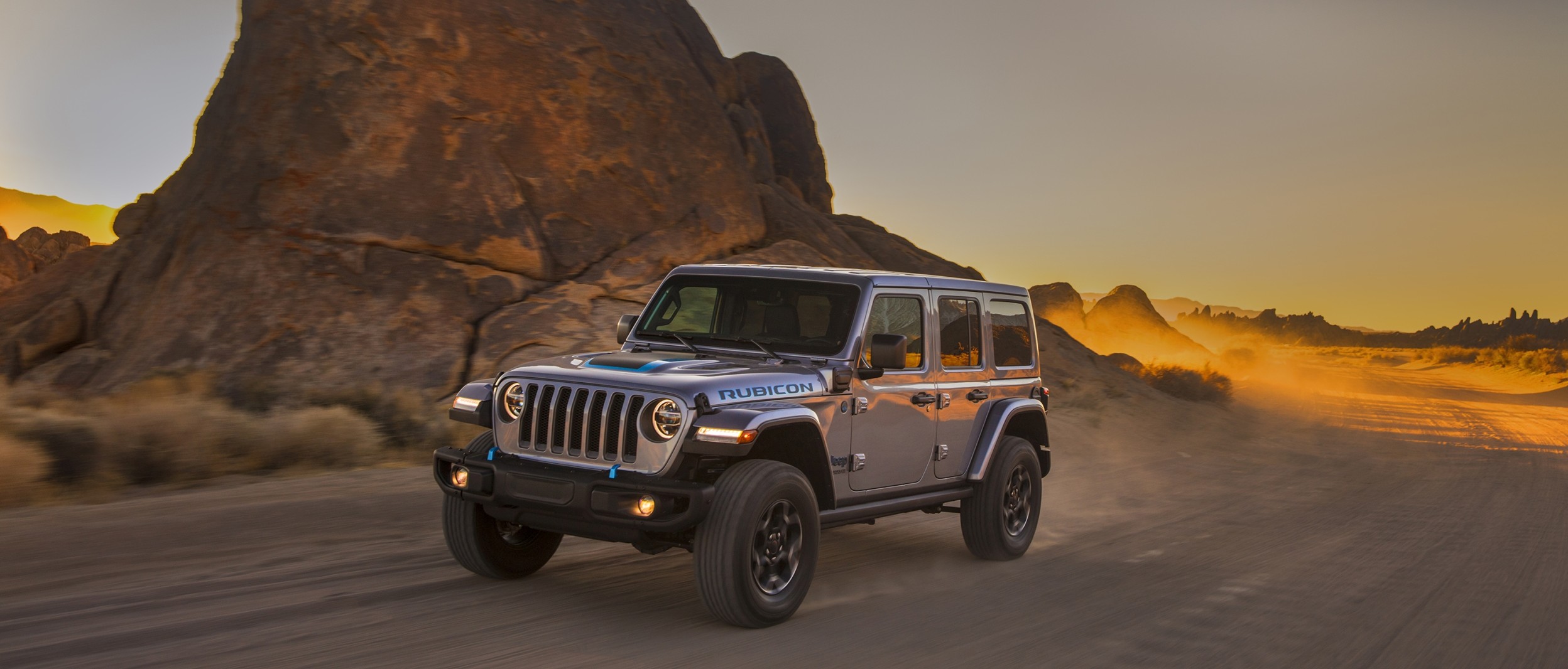 Un Jeep Wrangler Rubicon 4xe 2021 roulant dans le désert.