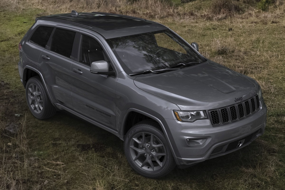 GRANITE CRYSTAL METALLIC FINISHES 2021 Jeep Grand Cherokee in granite crystal with sunroof.