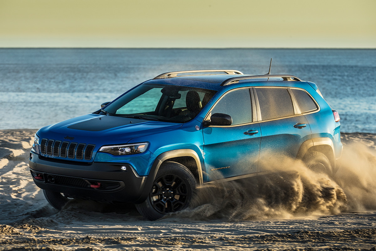 Jeep Cherokee 2019 blue all weather 4x4 performance