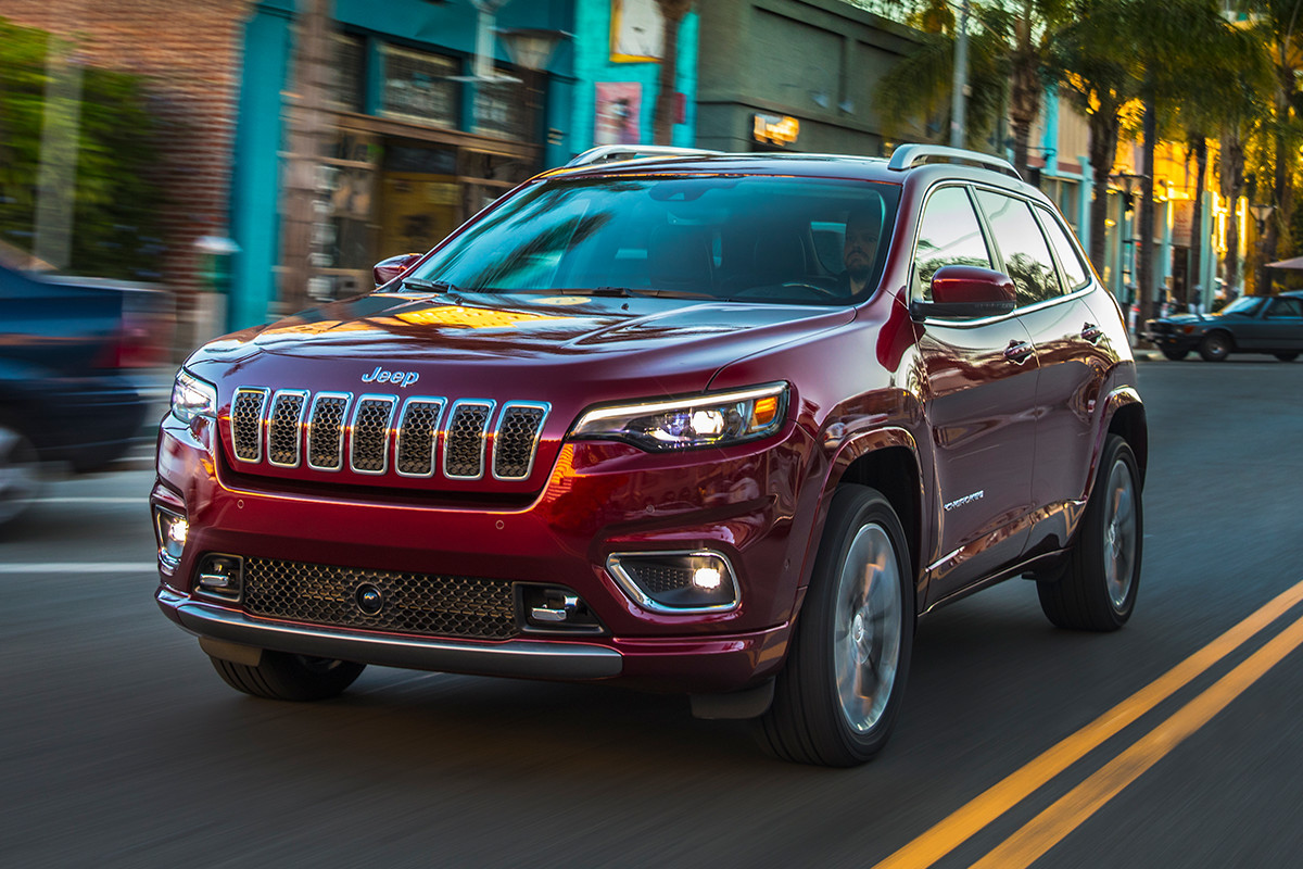 Jeep Cherokee 2019 red Overland