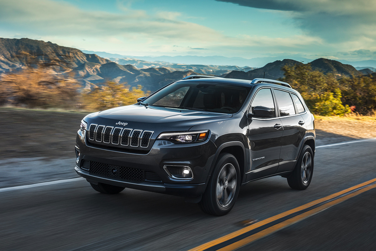 Jeep Cherokee 2019 blue 4x4 fuel efficient powertrains