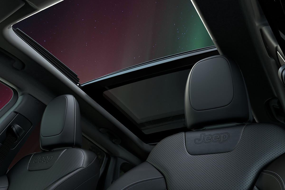 Jeep Cherokee 2019 Interior CommandView Dual Pane Panoramic Sunroof