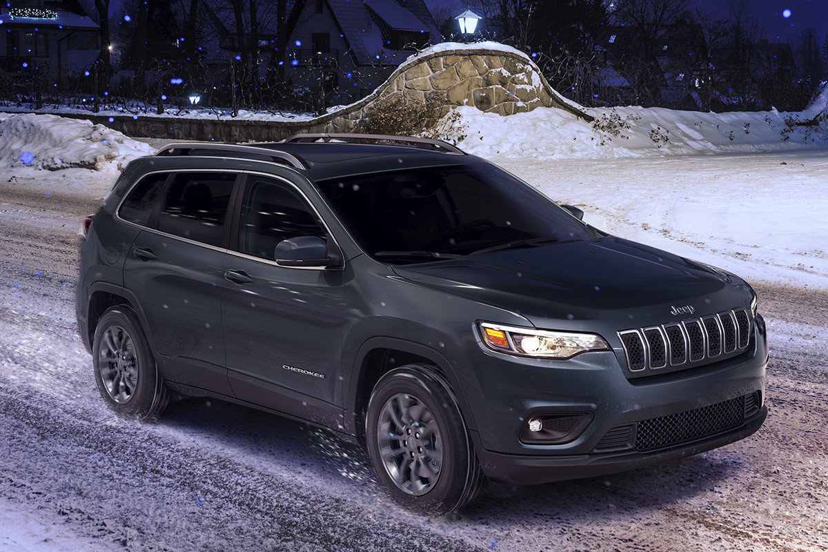 Jeep Cherokee 2020 roulant sur une route enneigée