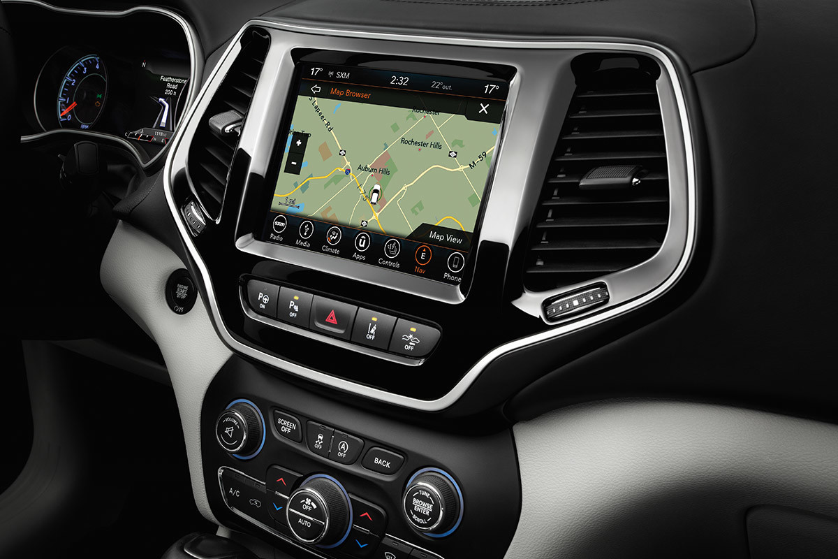 Plan rapproché du centre multimédia Uconnect 4 mettant l’accent sur l’écran tactile de 8,4 po livrable en option.