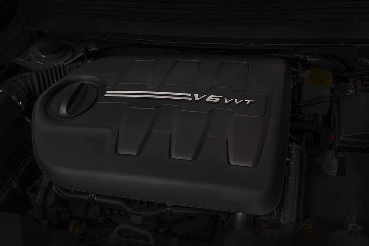 Gros plan du moteur V6 Pentastar 3,2 L, de série sur les modèles Jeep Cherokee Altitude 2021 et les versions supérieures.