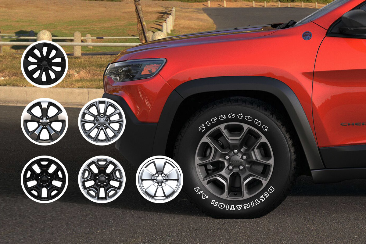 Démarquez-vous de la foule Gros plan d’une roue de 17 po en aluminium noir sur un Jeep Cherokee 2021 couche nacrée bleu hydro.