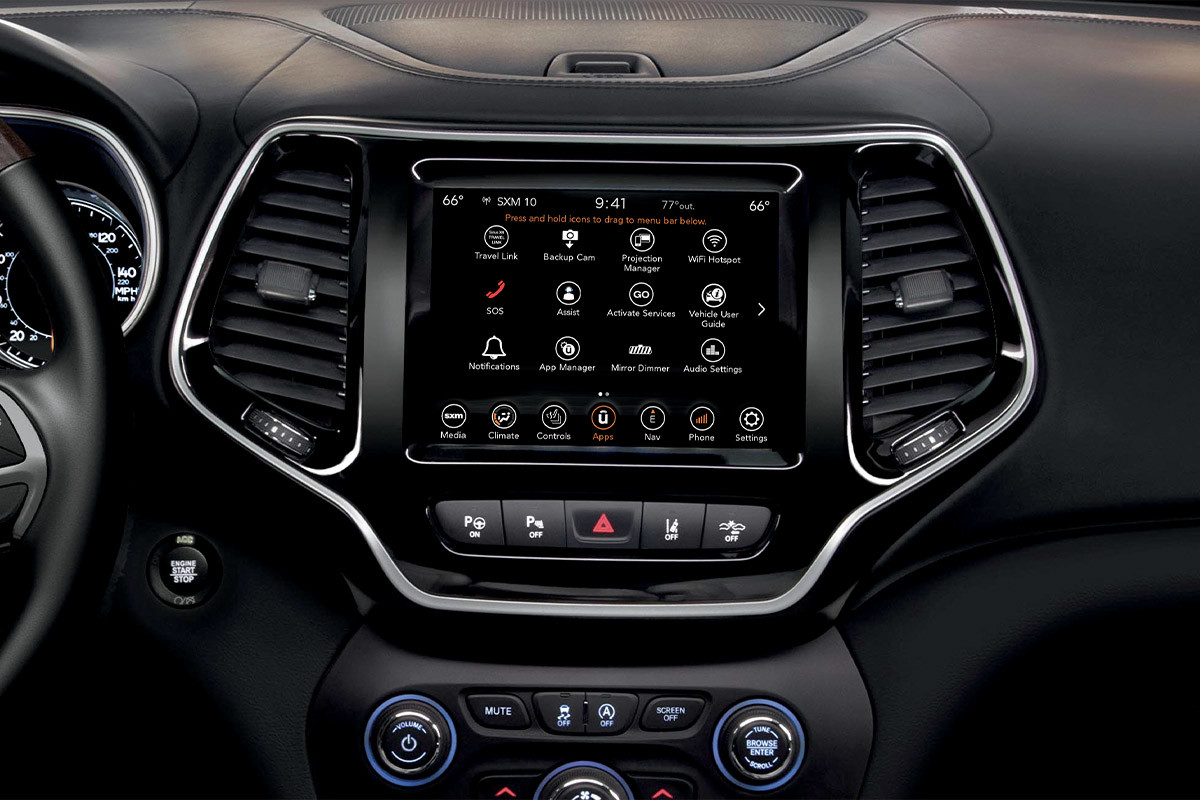 Habitacle du VUS Jeep Cherokee 2022, montrant l’écran tactile et les instruments.