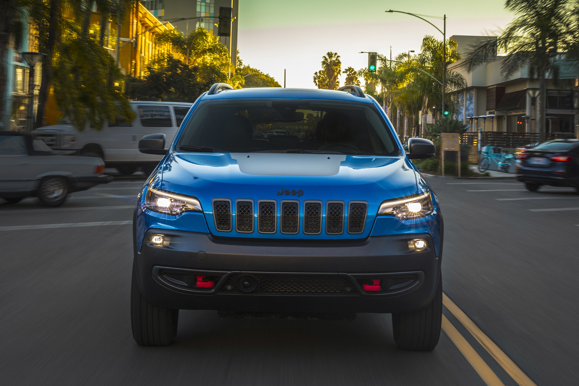 Vue avant d’un VUS Jeep Cherokee 2022 garé sur la route, en ville.