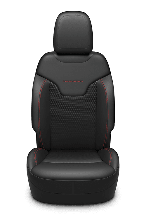 Sièges à dessus en cuir avec empiècements en filet ombré - noir avec coutures contrastantes rouge rubis et
logo Trailhawk<sup>MD</sup>
