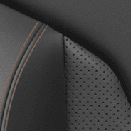 Sièges à dessus en cuir avec empiècements perforés - noir avec coutures contrastantes beige bison et
logo Jeep<sub>®</sub> en relief