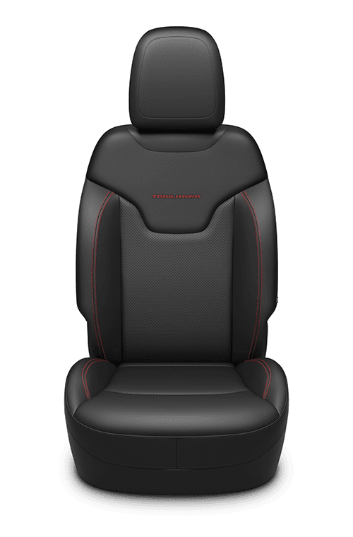 Sièges à dessus en cuir avec empiècements perforés – noir avec coutures contrastantes rouge rubis et
logo Trailhawk<sup>MD</sup>