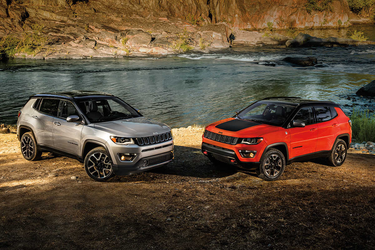 Extérieurs rouge et extérieur gris du Jeep Compass 2018