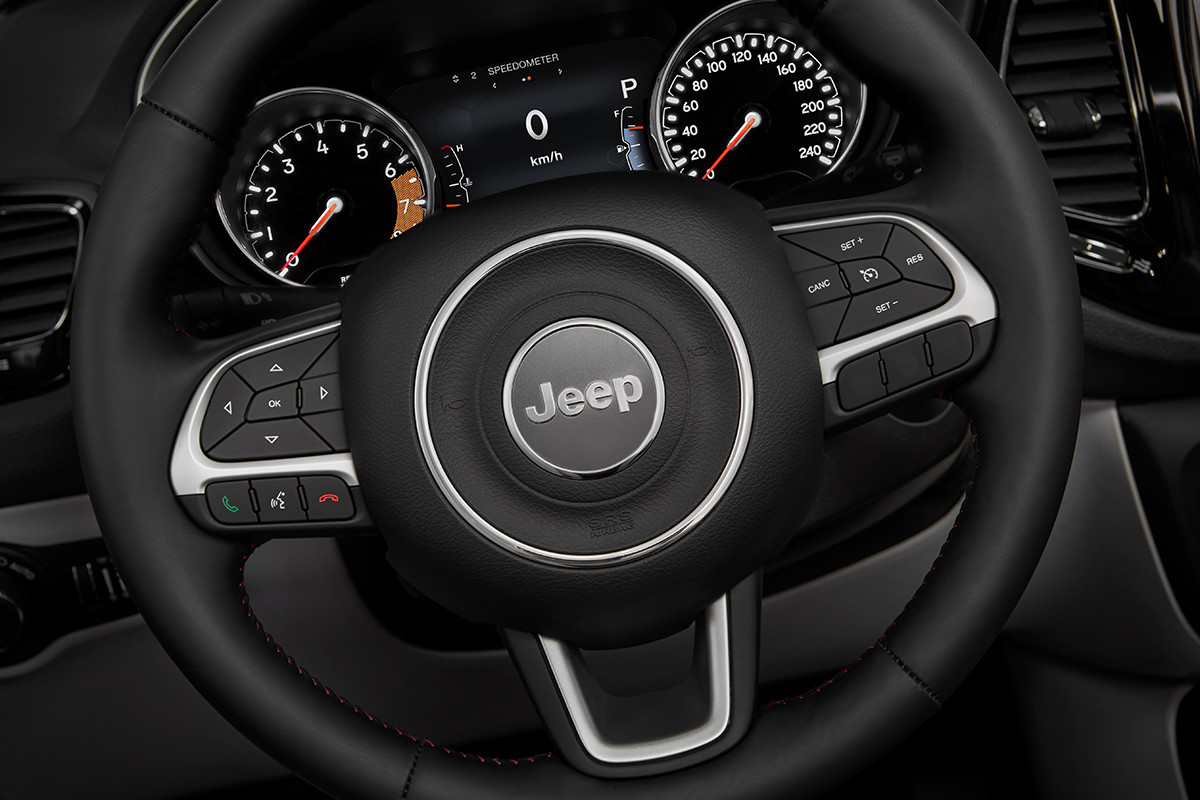 Volant luxueux au toucher du Jeep Compass 2018 – habitacle noir