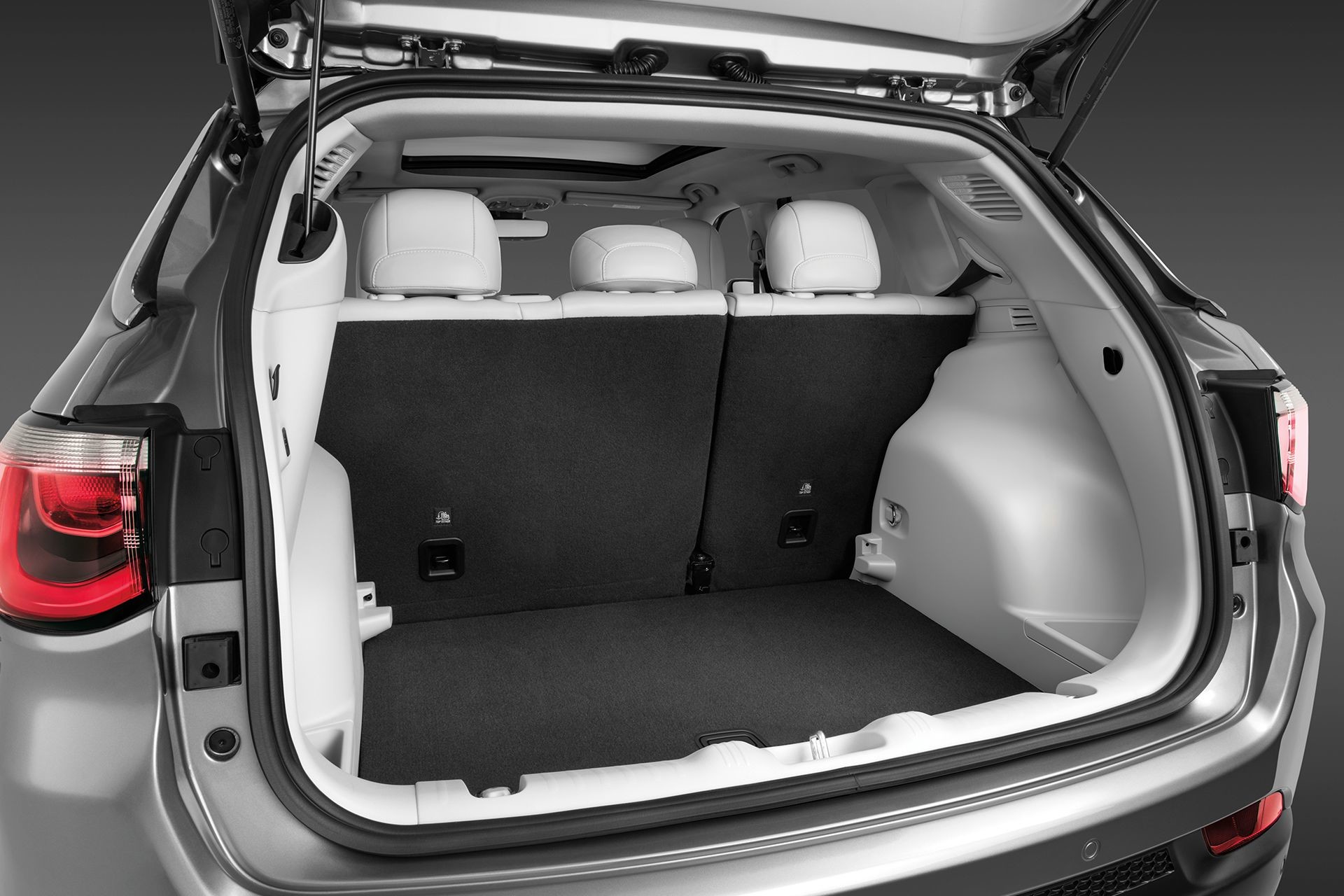 Espace utilitaire du Jeep Compass 2018 – habitacle blanc