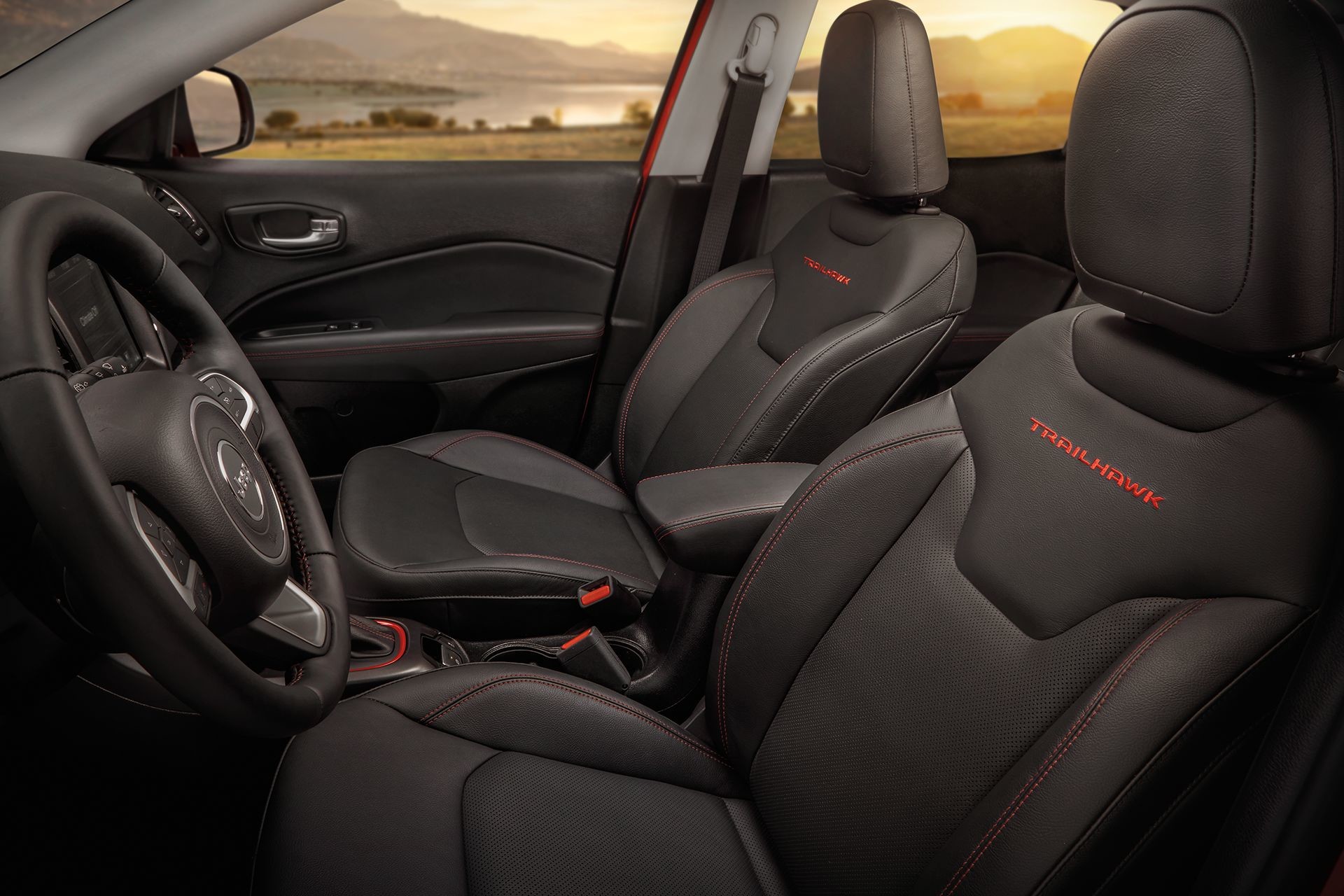 Habitacle noir et rouge du Jeep Compass 2018
