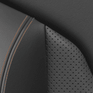 Sièges à dessus en cuir avec empiècements perforés - noir avec coutures contrastantes beige bison et logo Jeep<sub>®</sub> en relief