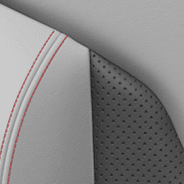 Sièges à dessus en cuir avec empiècements perforés - noir/gris slalom avec coutures contrastantes rouge rubis et logo Jeep<sub>®</sub> en relief