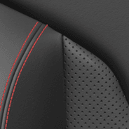 Sièges à dessus en cuir avec empiècements perforés - noir avec coutures contrastantes rouge rubis et logo Trailhawk<sup>MD</sup>