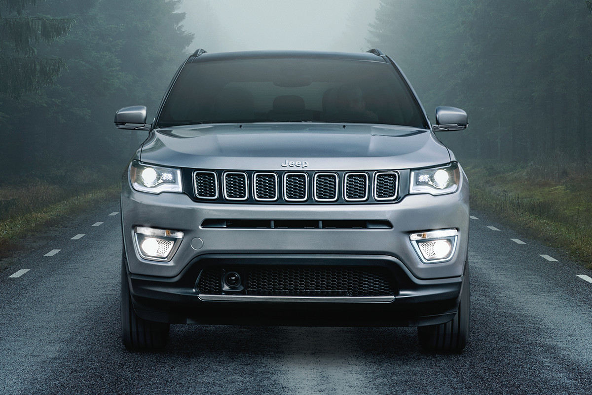Jeep Compass 2019 avec phares allumés