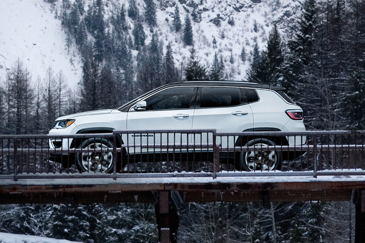 Jeep Compass 2019 avec carrosserie blanche et toit noir