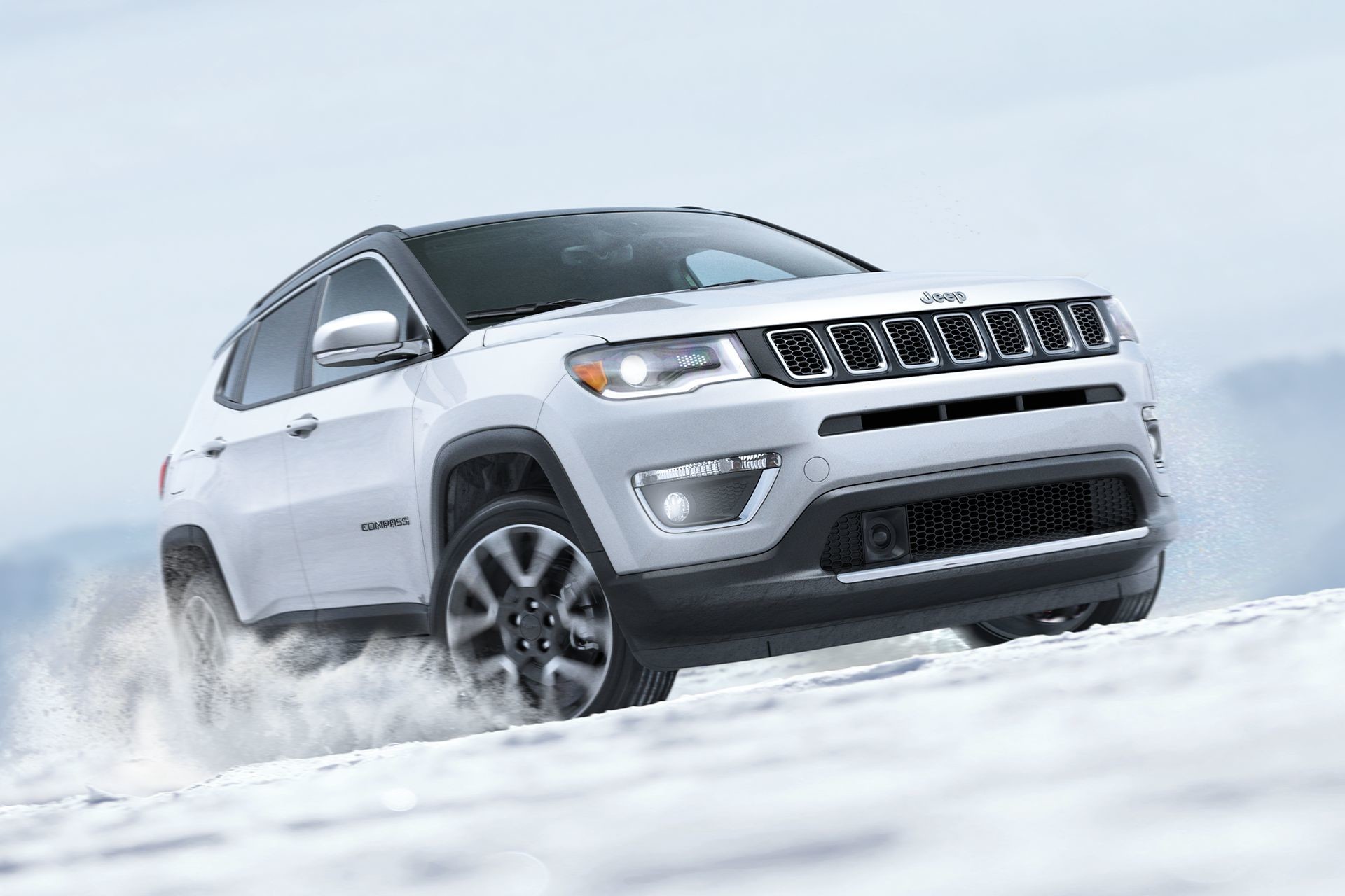 Jeep Compass 2019 sur un sentier enneigé