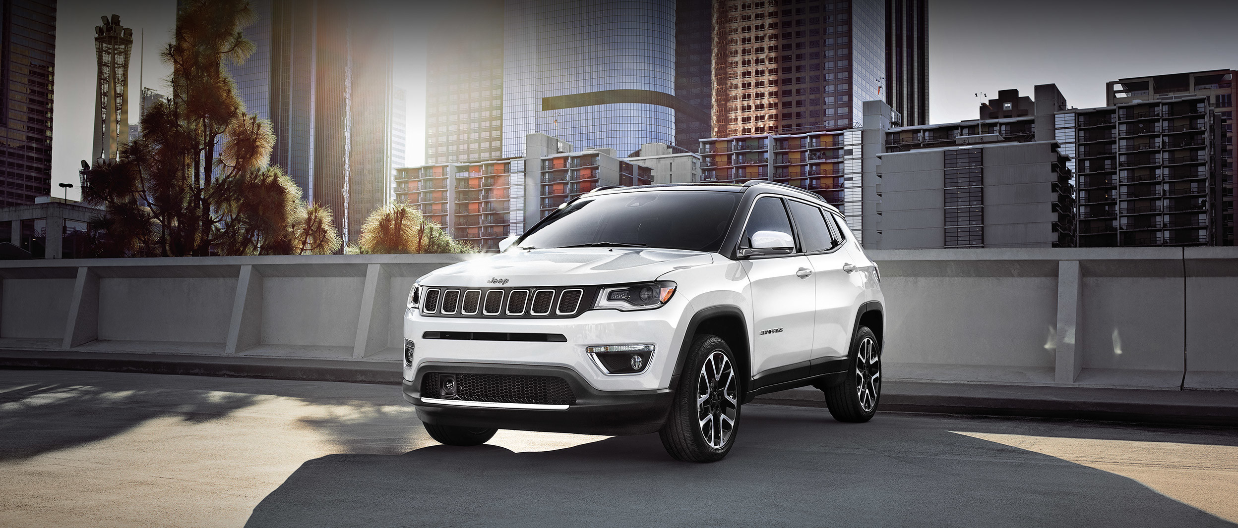 Jeep Compass 2019 argent, sur la route