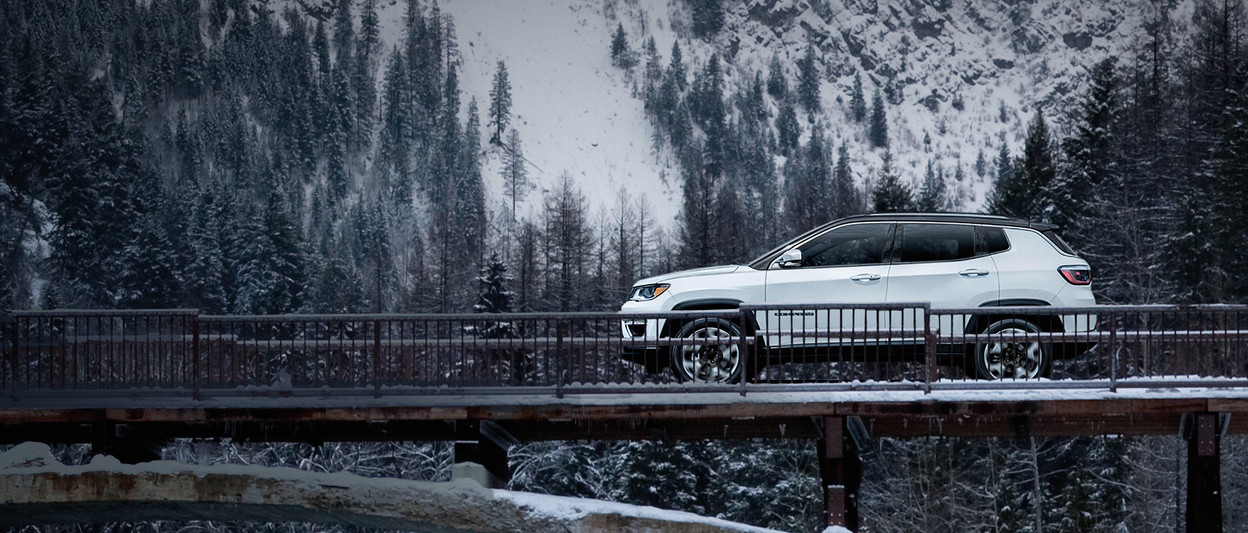Jeep Compass 2019 argent, sur la route