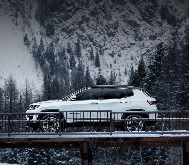 Jeep Compass 2019 argent, sur la route