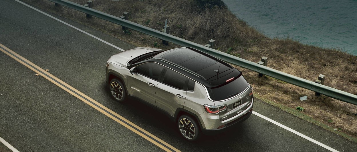 Jeep Compass 2019 argent, sur la route