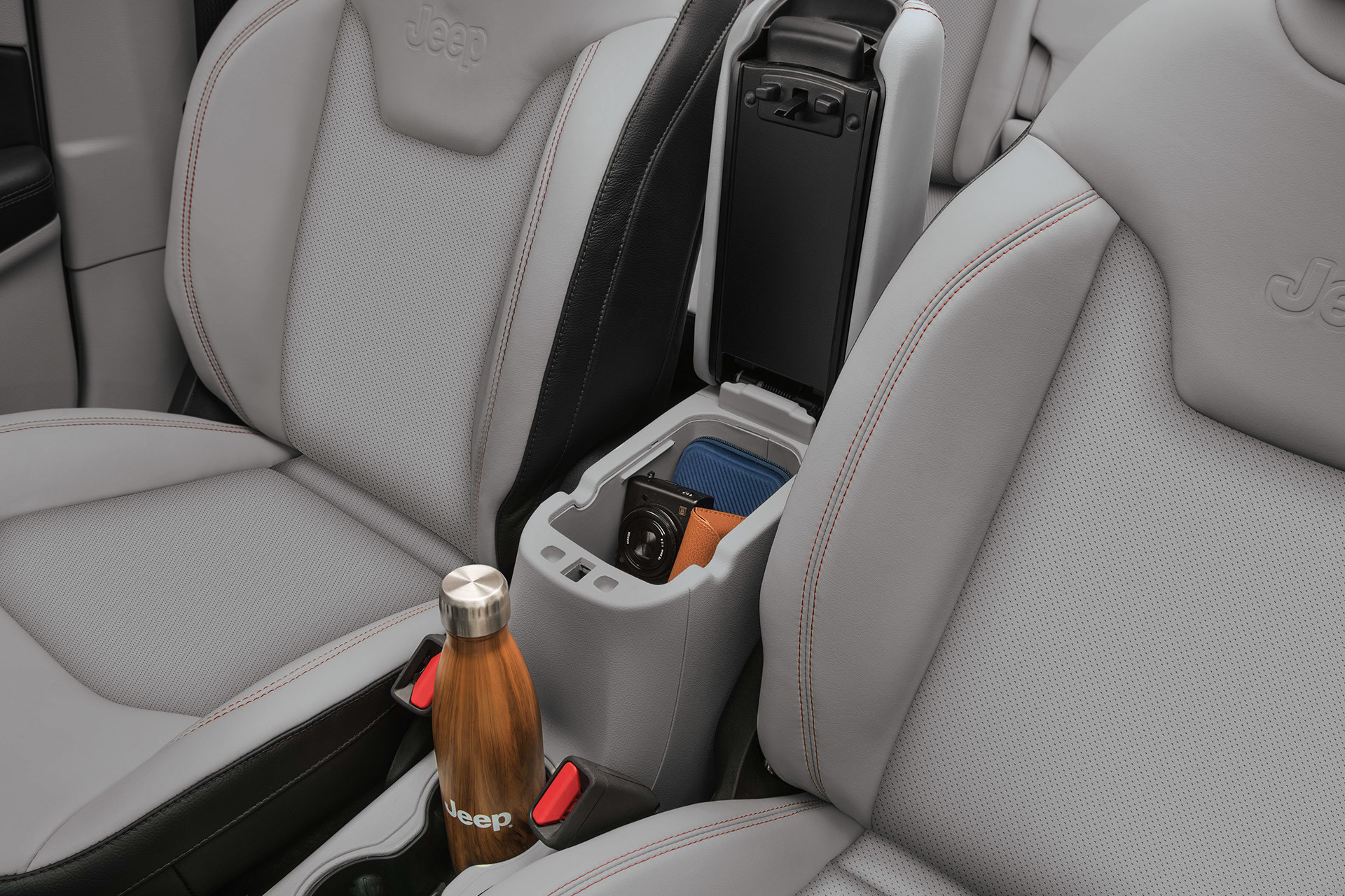 Intérieur d’un Jeep Compass 2020 montrant le console centrale