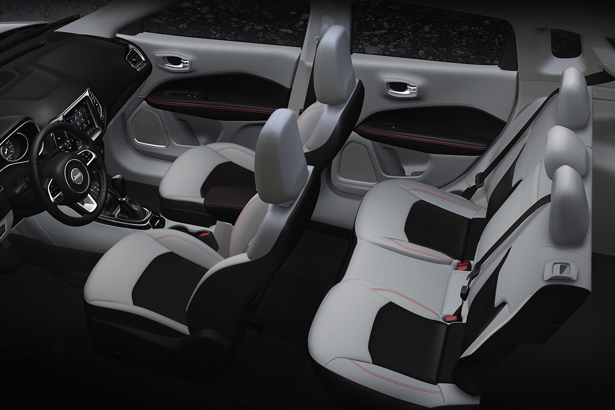Sièges des première et deuxième rangées d’un Jeep Compass.