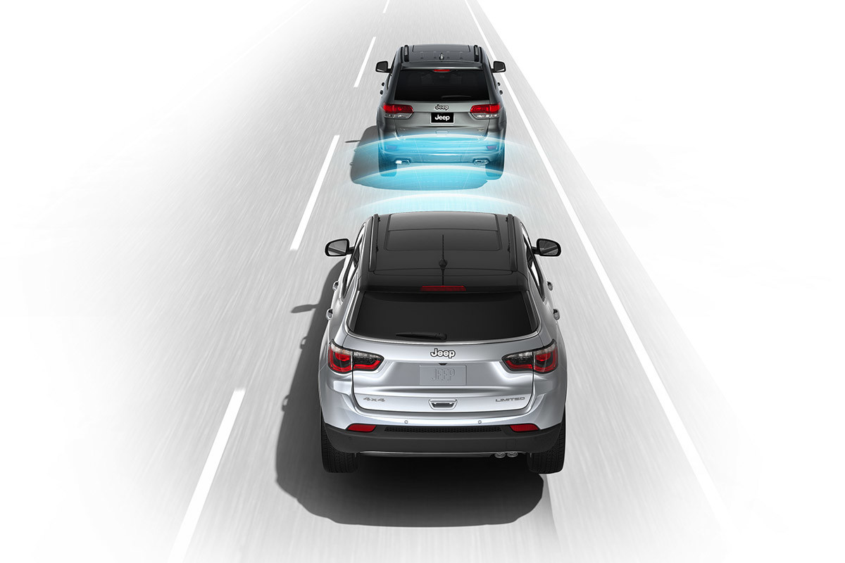 Illustration showing the Jeep Compass detecting how close it is to the vehicle ahead.