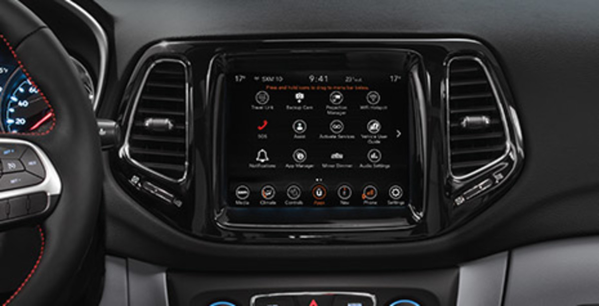 TECHNOLOGIE DE POINTE Un gros plan du centre multimédia Uconnect 4C NAV avec écran tactile de 8,4 pouces livrable à l'intérieur du Jeep Compass 2021.