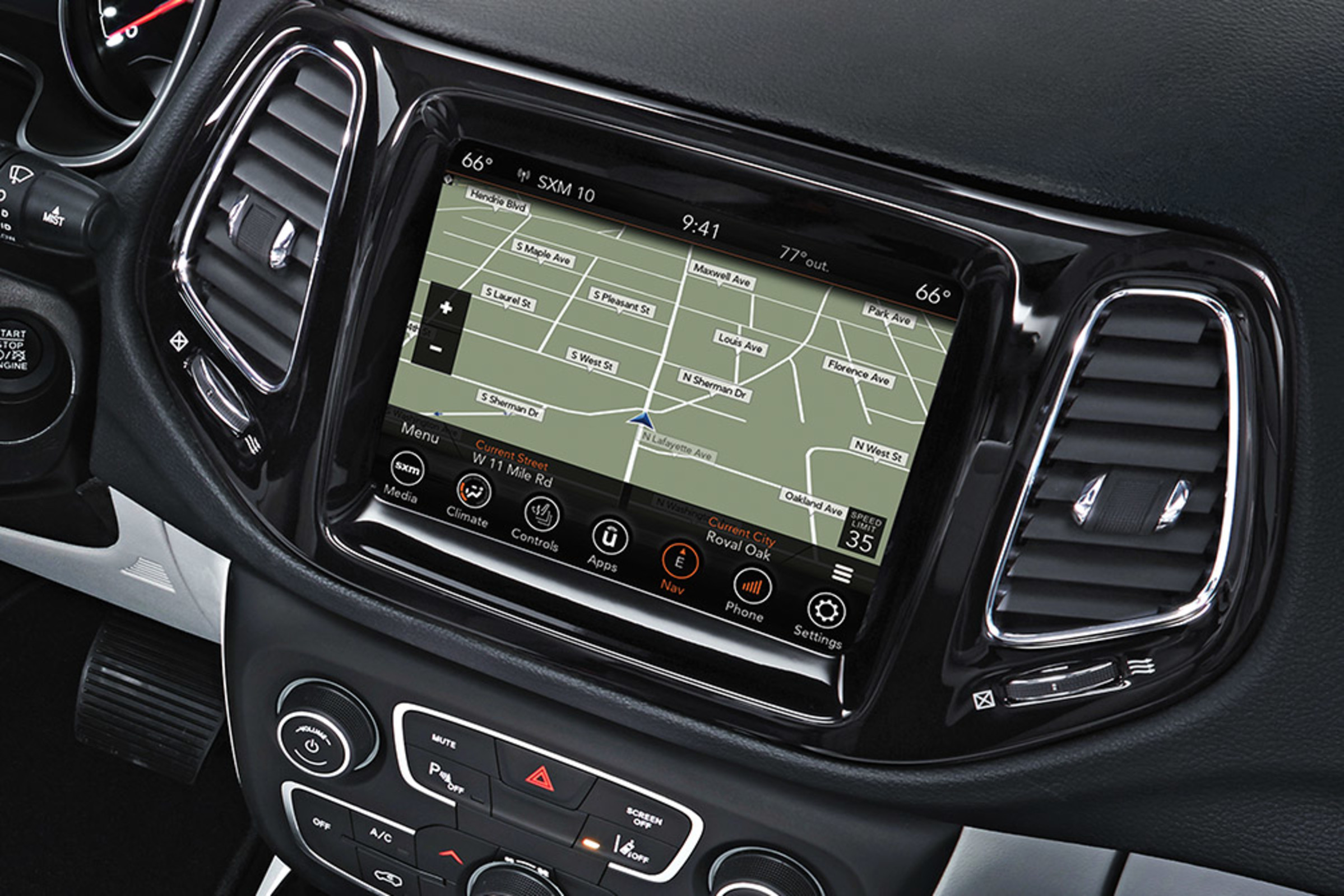 Gros plan du centre multimédia Uconnect 4C NAV affichant la navigation cartographique sur l'écran tactile de 8,4 pouces livrable à l'intérieur du Jeep Compass 2021.