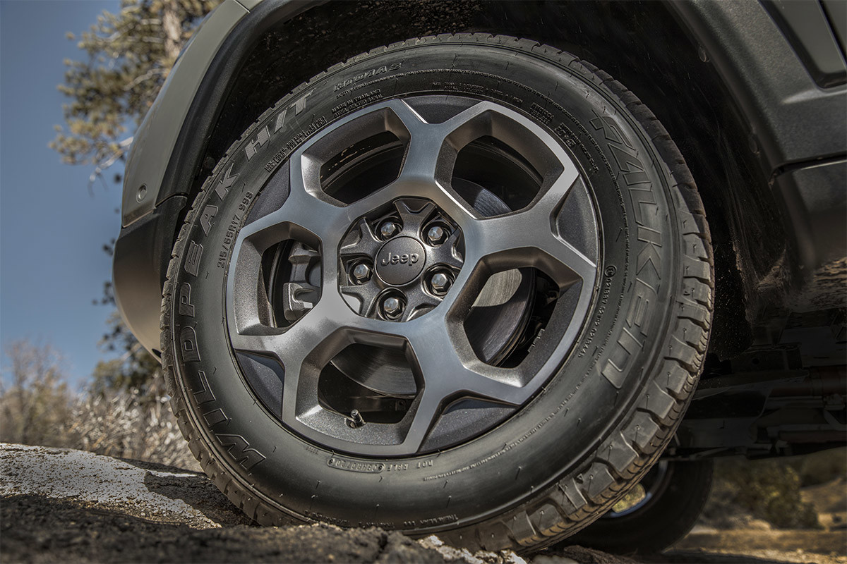 Gros plan d'un pneu sur le Jeep Compass 2022