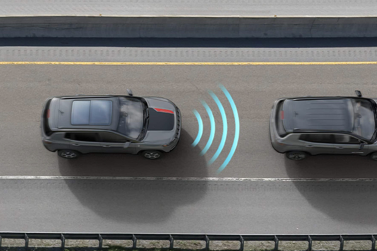 L'avant d'un Jeep Compass 2022 blanc roulant sur une autoroute