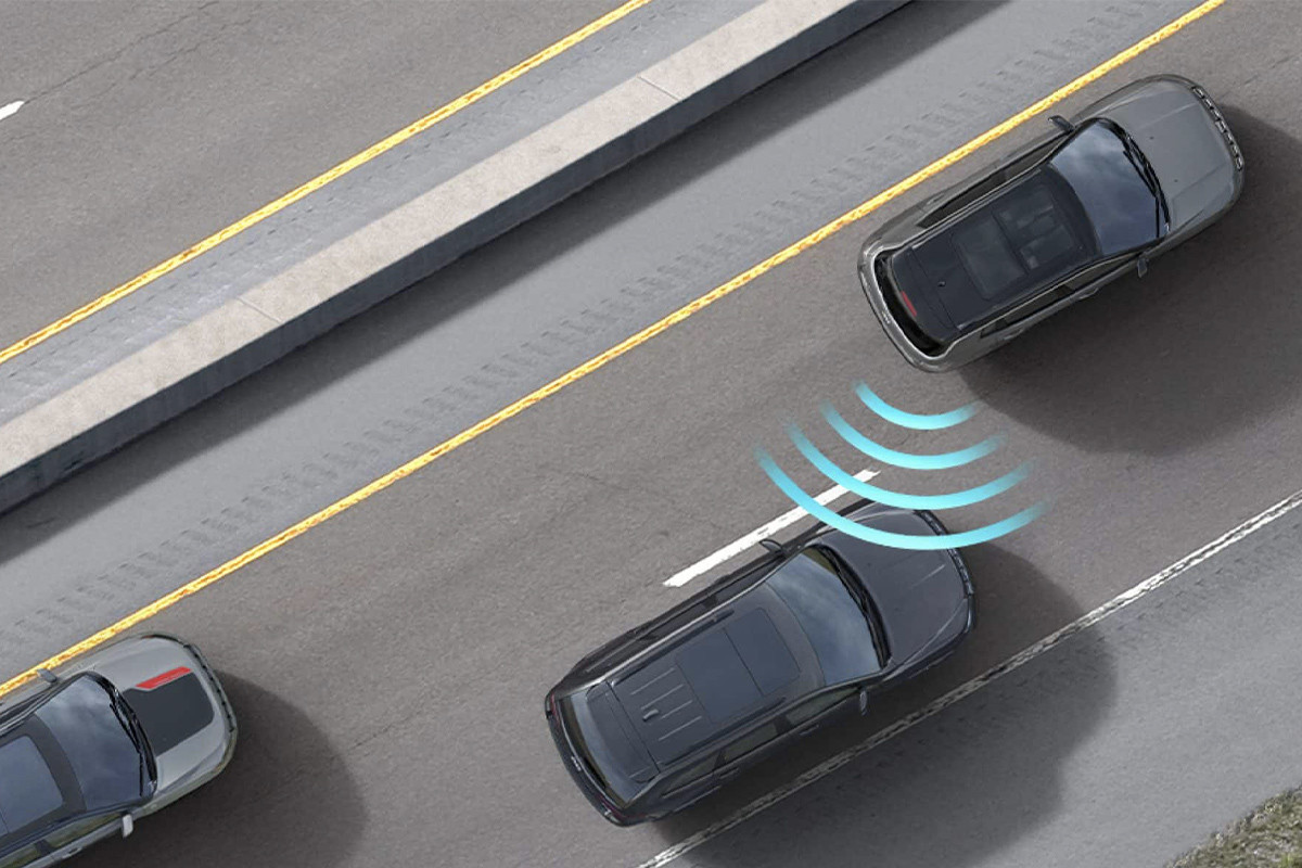 Gros plan sur la surveillance des angles morts et la détection de la trajectoire transversale arrière à l'intérieur du Jeep Compass 2022