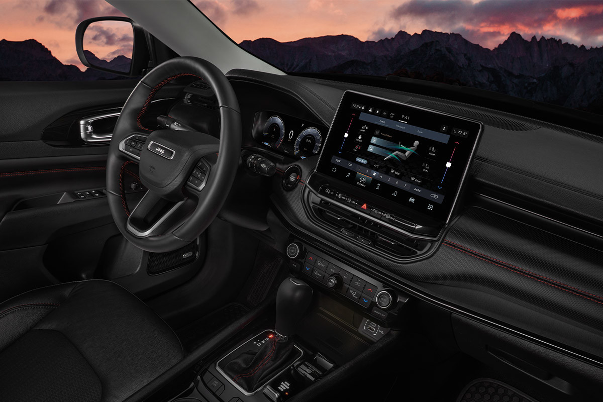Plan intérieur du côté conducteur avec le système Uconnect à l'intérieur du Jeep Compass 2022