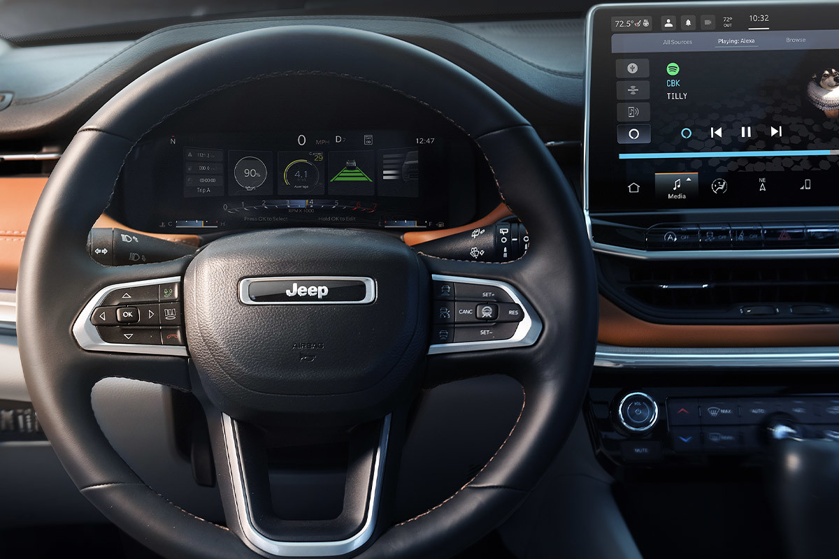 Gros plan sur le volant avec le logo Jeep à l'intérieur du Jeep Compass 2022