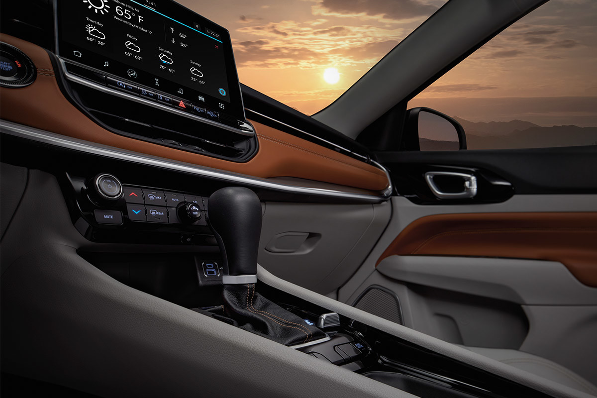 Gros plan sur les panneaux de porte redessinés à l'intérieur du Jeep Compass 2022