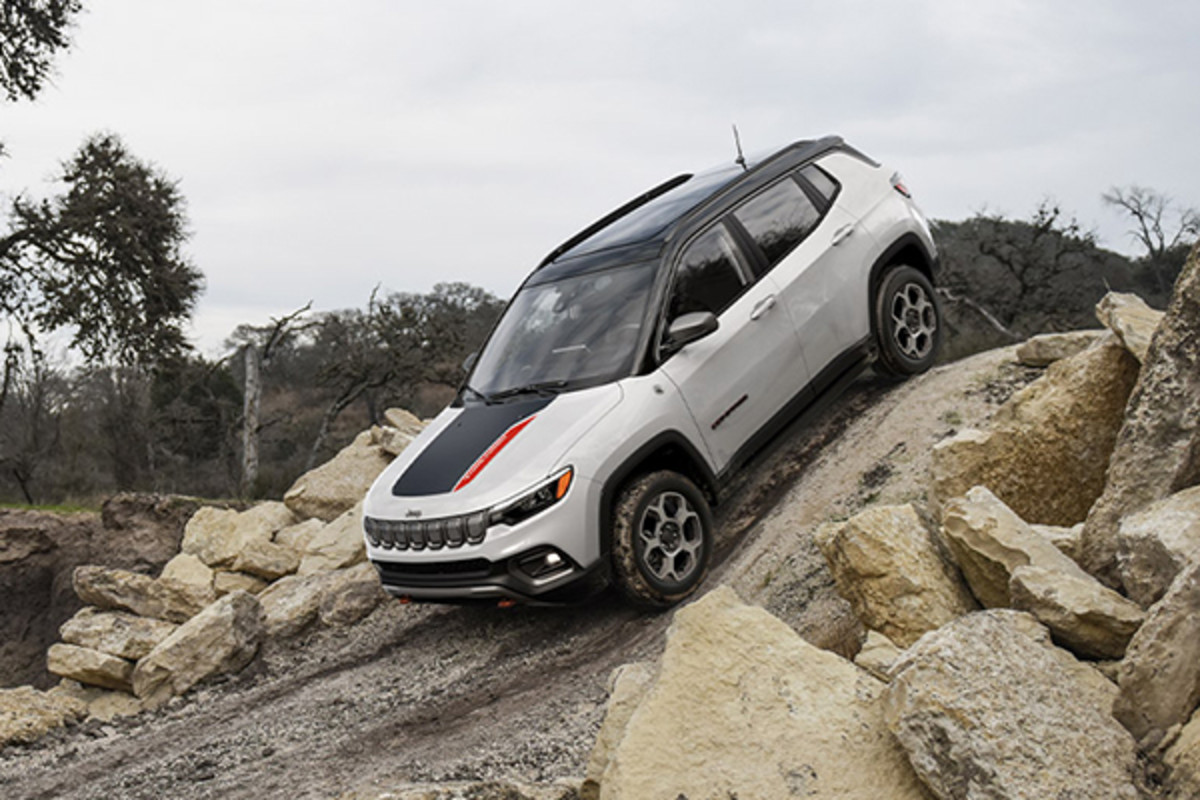 Un Jeep Compass 2022 blanc roulant en descente.
