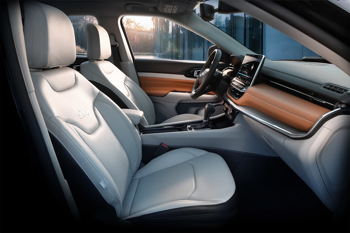 UN TOUT NOUVEL HABITACLE Une photo de l'intérieur des sièges passager et conducteur à l'intérieur du Jeep Compass 2022.