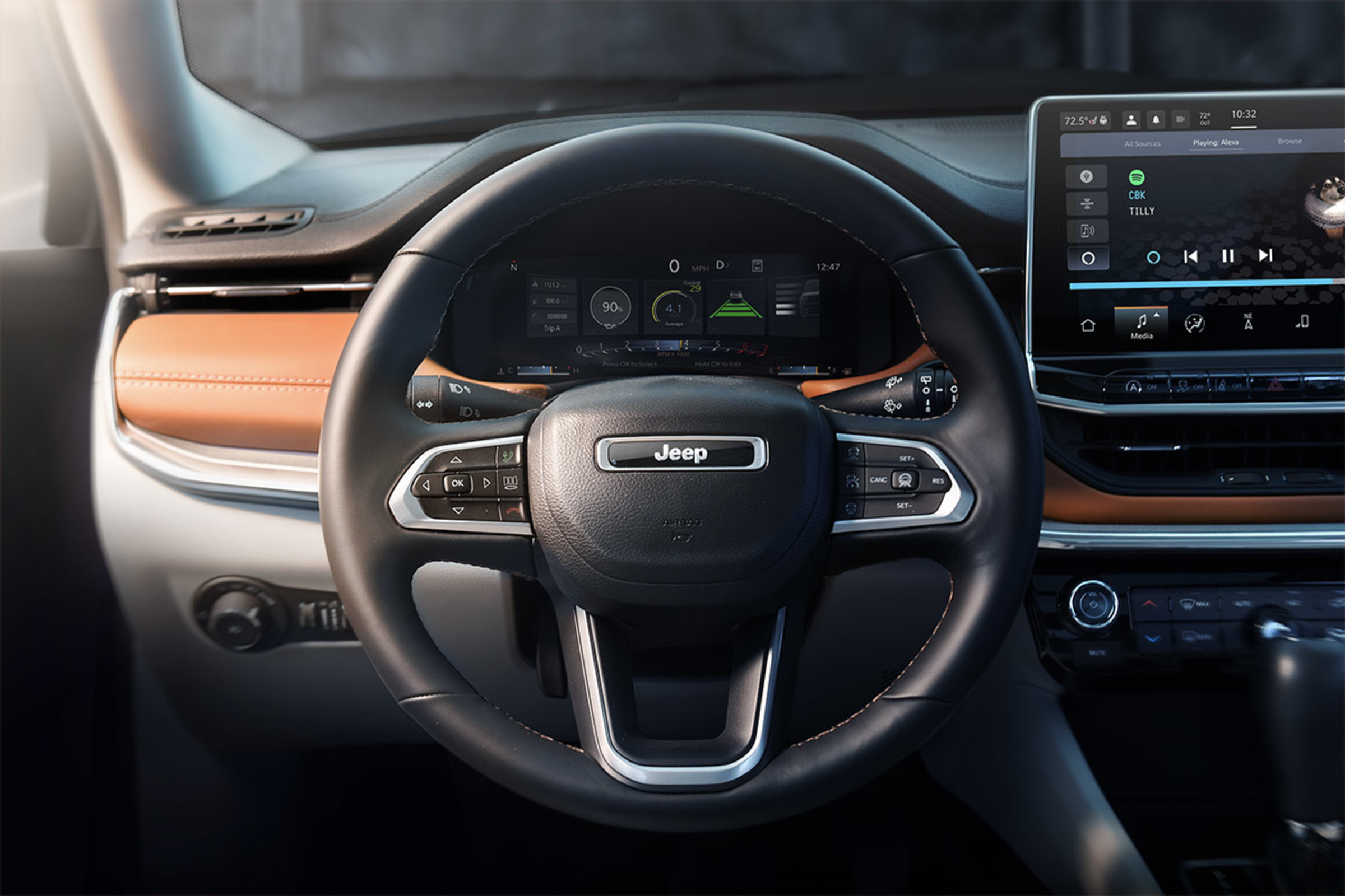 Gros plan sur le volant avec le logo Jeep à l'intérieur du Jeep Compass 2022.