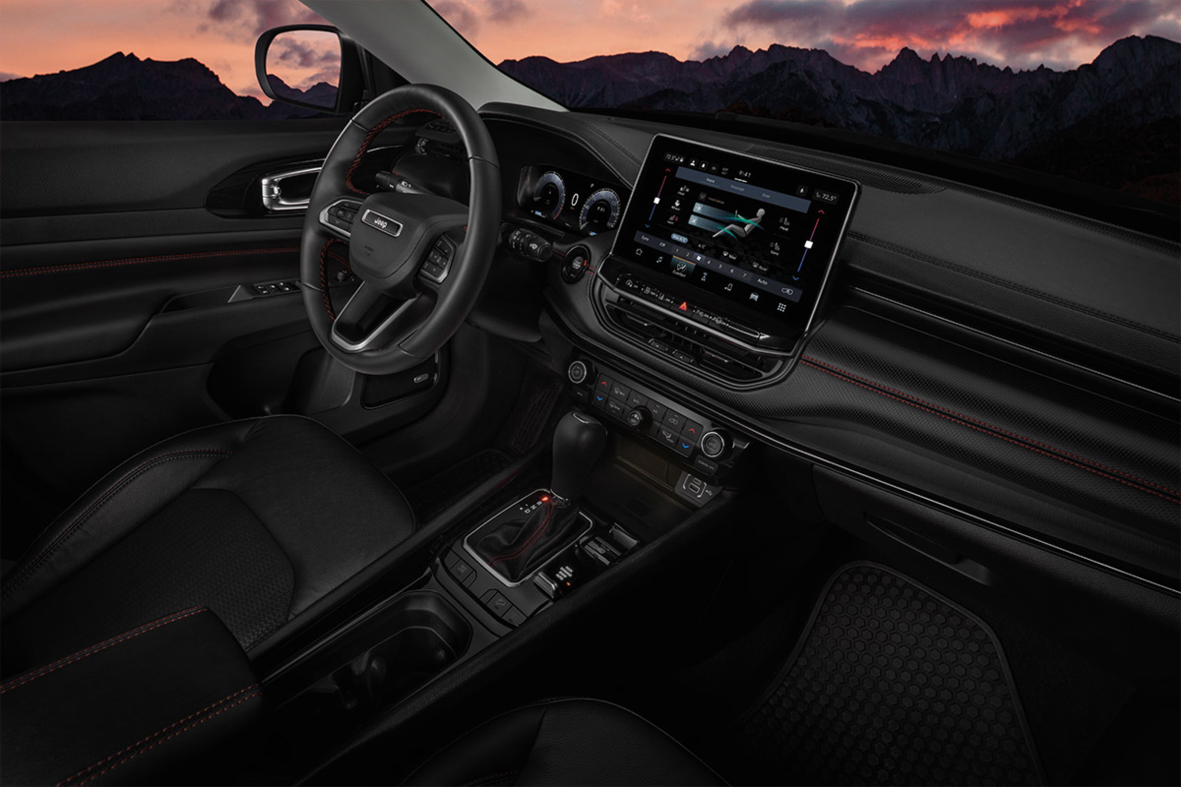 Plan intérieur du côté conducteur avec le système Uconnect à l'intérieur du Jeep Compass 2022.