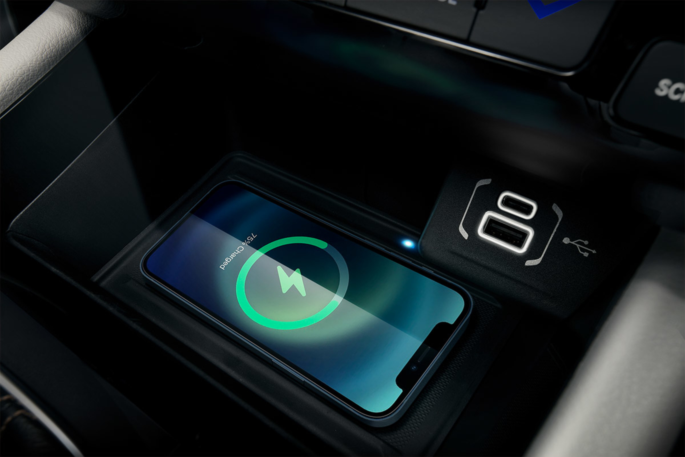 Un téléphone avec un logo de charge montrant le chargeur sans fil à l'intérieur du Jeep Compass 2022.